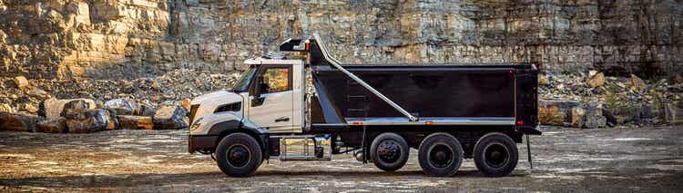 Side view of the Volvo VNX with a rocky background.