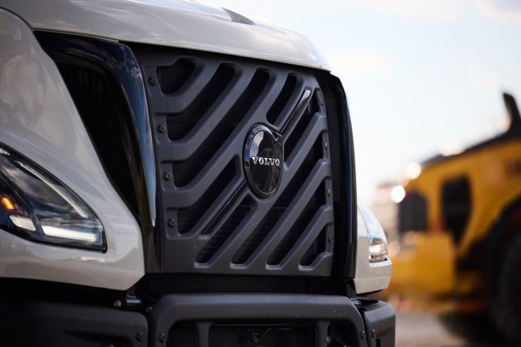 A close up view of the grille of the Volvo VNX.