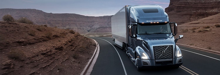 De Couche Horizontale Camion Semi Transportant La Cargaison Sous La  Couverture Sur La Californie Photo stock - Image du autoroute, diesel:  72812968